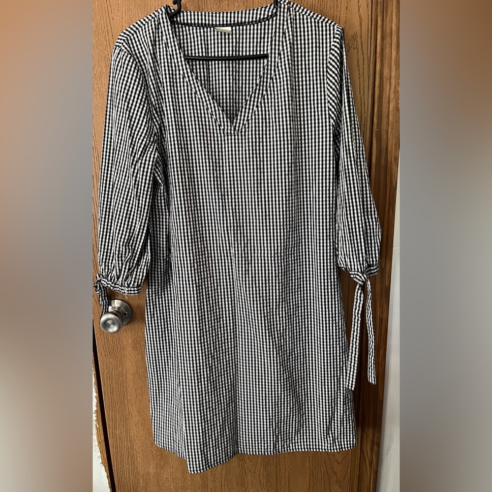 Black and white long sleeve dress